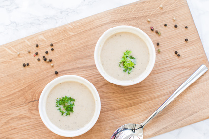 CREMA-DE-SETAS-A-LA-CÚRCUMA-CON-TOPPING-DE-PUERRO-Y-CALABACIN