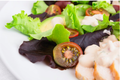 ENSALADA-DE-ARROZ-SALVAJE-Y-BROTES-TIERNOS-CON-SALSA-AL-LIMÓN