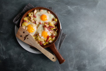 TORTA-DE-PATATAS-CON-HUEVO-CHAMPIÑONES-Y-JAMÓN-SERRANO