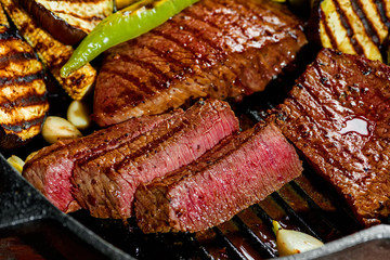 ENTRECOT-DE-TERNERA-LAMINADO-CON-SETAS-Y-ARROZ-ROJO-