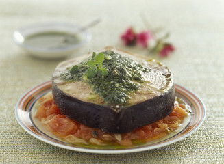 ATÚN-CON-SALSA-DE-ALBAHACA