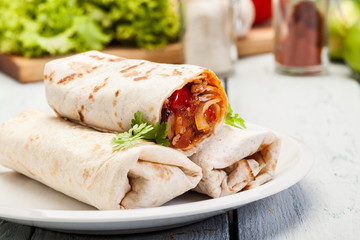 BURRITOS-CON-SALSA-DE-TOMATE