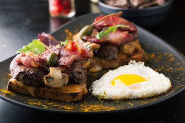 HUEVO-ESCALFADO-CON-SALTEADO-DE-SETAS-Y-CALABACÍN