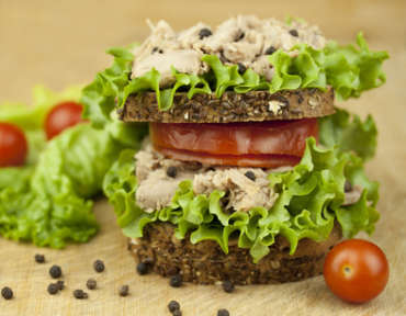 BOCATA-DE-ATÚN-CON-CEBOLLINO-Y-MILLO