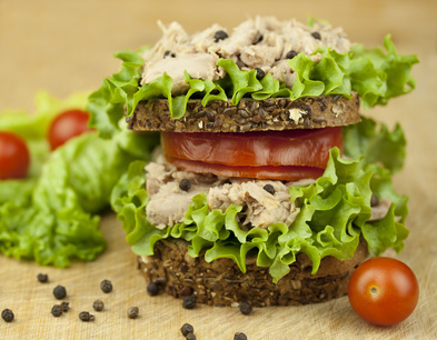 BOCATA-DE-ATÚN-CON-CEBOLLINO-Y-MILLO